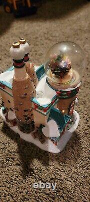 DEPT 56 North Pole Series Flurry's Snowglobe Maker