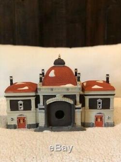 Department 56 Dickens Village Victoria Station in great condition