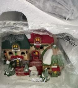 Department 56 North Pole 6003108 The Bitsy Bungalows lighted house rare