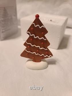 Department 56 North Pole Gingerbread Lane Ginger's Cottage Plus 2 Accessories