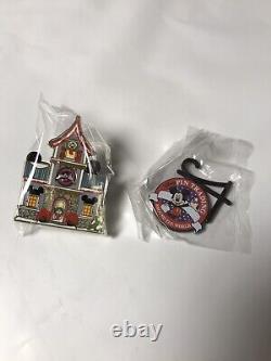 Department 56 North Pole Village Mickey's Pin Traders Lighted House, Brand New