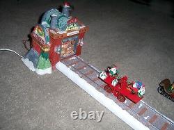 Department 56 North Pole Village Series LOADING THE SLEIGH #52732