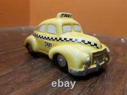 Dept 56 Checker City Cab Co. Taxi Yellow Car Christmas In The Village Lot Set