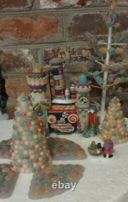 Dept. 56 North Pole Series Animated YUMMY GUMMY GUMDROP FACTORY Trees-Road-Elves