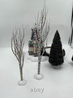 Dept 56 North Pole Series Glacier Park Pavilion Xmas Village Holiday Gift Set