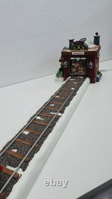 Dept 56 North Pole Series Loading The Sleigh Retired Excellent Condition