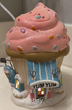 Dept 56 North Pole Series Yum Yum Cupcakes Retired 2011 Light up Cupcake 0214HV