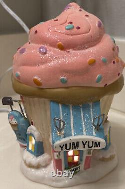 Dept 56 North Pole Series Yum Yum Cupcakes Retired 2011 Light up Cupcake 0214HV