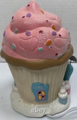 Dept 56 North Pole Series Yum Yum Cupcakes Retired 2011 Light up Cupcake 0214HV