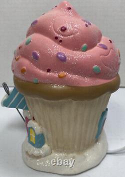 Dept 56 North Pole Series Yum Yum Cupcakes Retired 2011 Light up Cupcake 0214HV