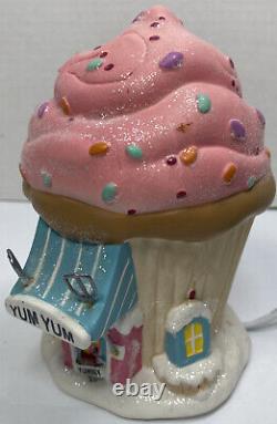 Dept 56 North Pole Series Yum Yum Cupcakes Retired 2011 Light up Cupcake 0214HV