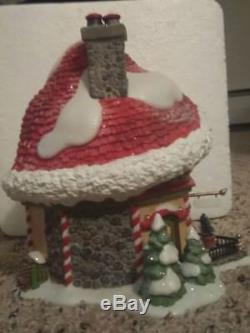 Dept 56 Retired Santa's Hat Inn Light Up Village North Pole Series #56795