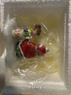 Dept 56 Stitch In Yule Time North Pole 2019 + 2 Accessories 6003111 RARE NEW