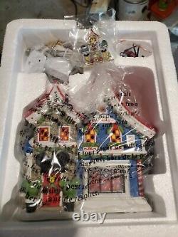 Disney Department 56 North Pole Village Mickey's Pin Traders Lighted House & pin