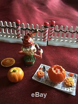 ENESCO NORTH POLE VILLAGE ELF PUMPKIN PIE MAKER