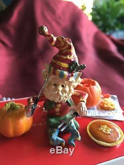 ENESCO NORTH POLE VILLAGE ELF PUMPKIN PIE MAKER