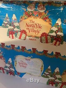 ENESCO NORTH POLE VILLAGE MUSICAL SANTA'S BAKERY LIGHTED WithBOX & 3 FIGURES