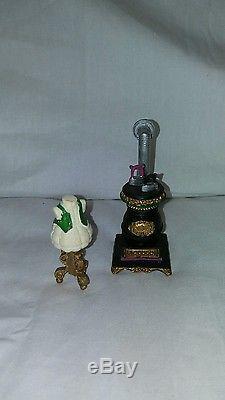 Enesco The North Pole Village Tailor Shop Figurine #618594 (JT)